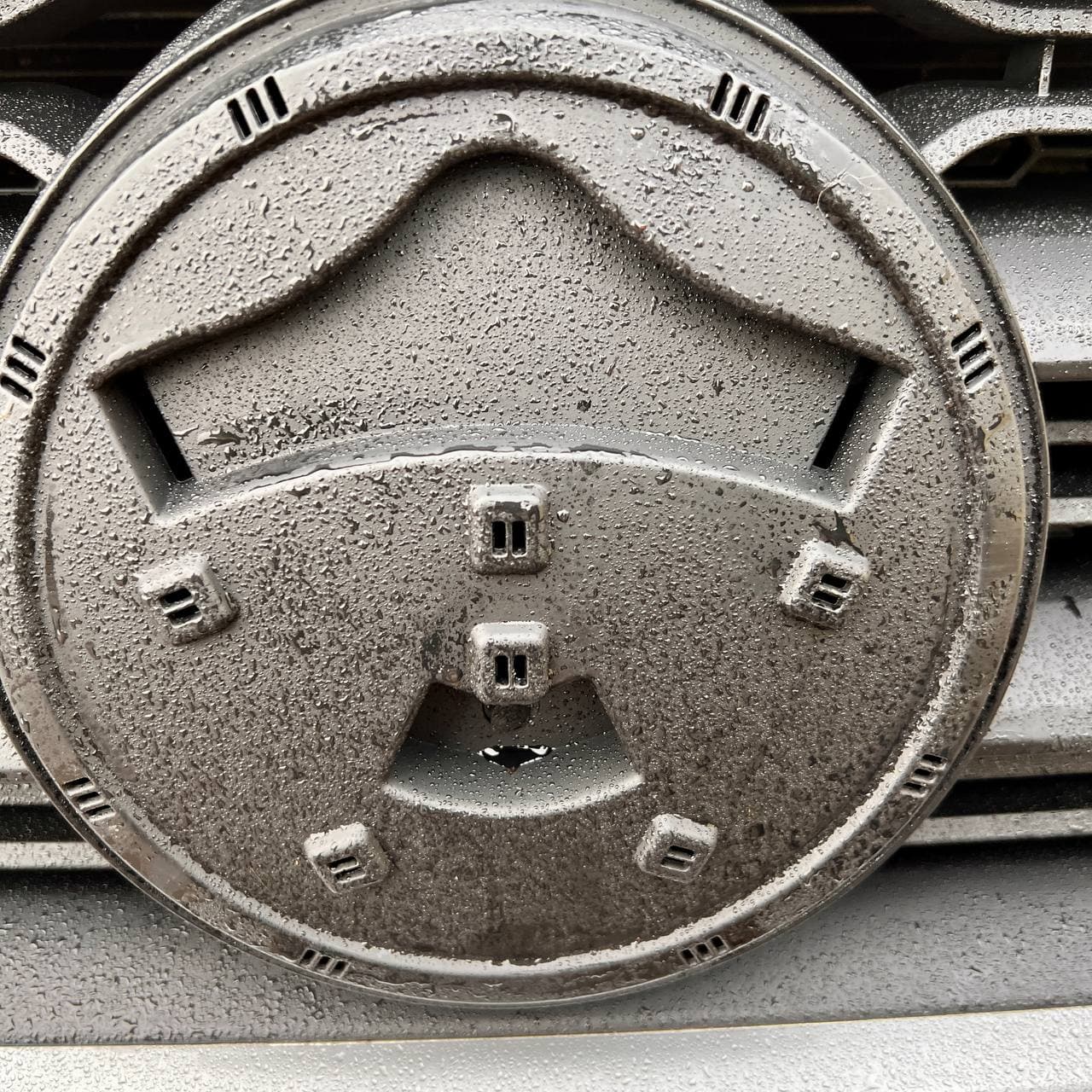 La parrilla delantera VW T6 R-Line (2 en 1) con emblema/sin emblema - Negro Mate
